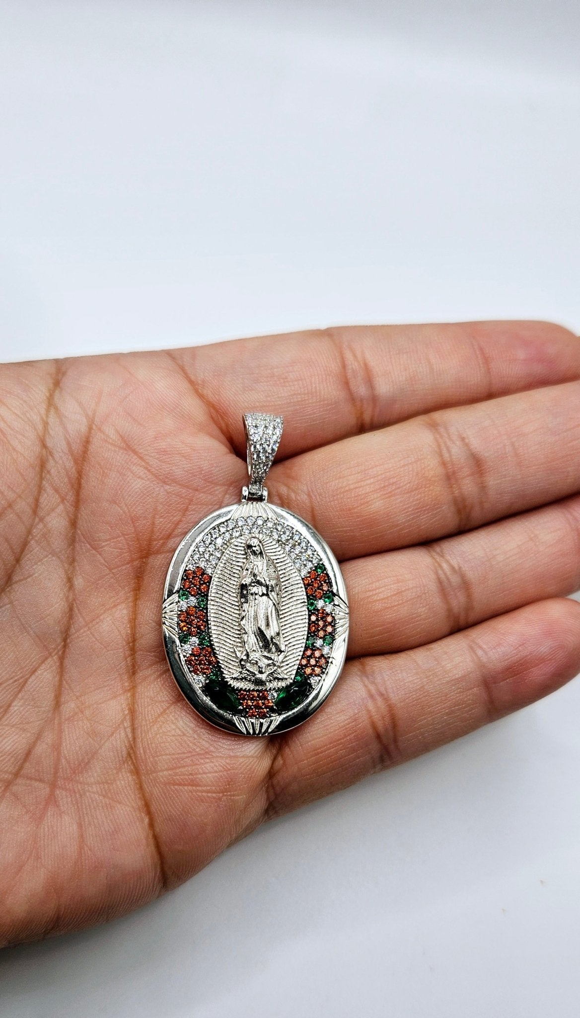 Round Virgen Maria Pendant