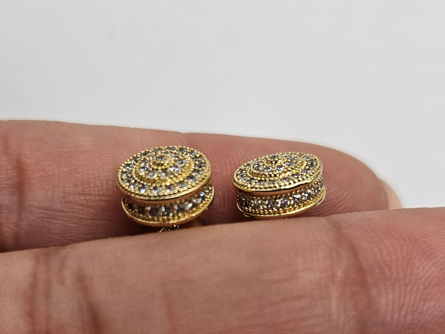 Pendientes redondos de circonita cúbica en 3D bañados en oro de 14 k