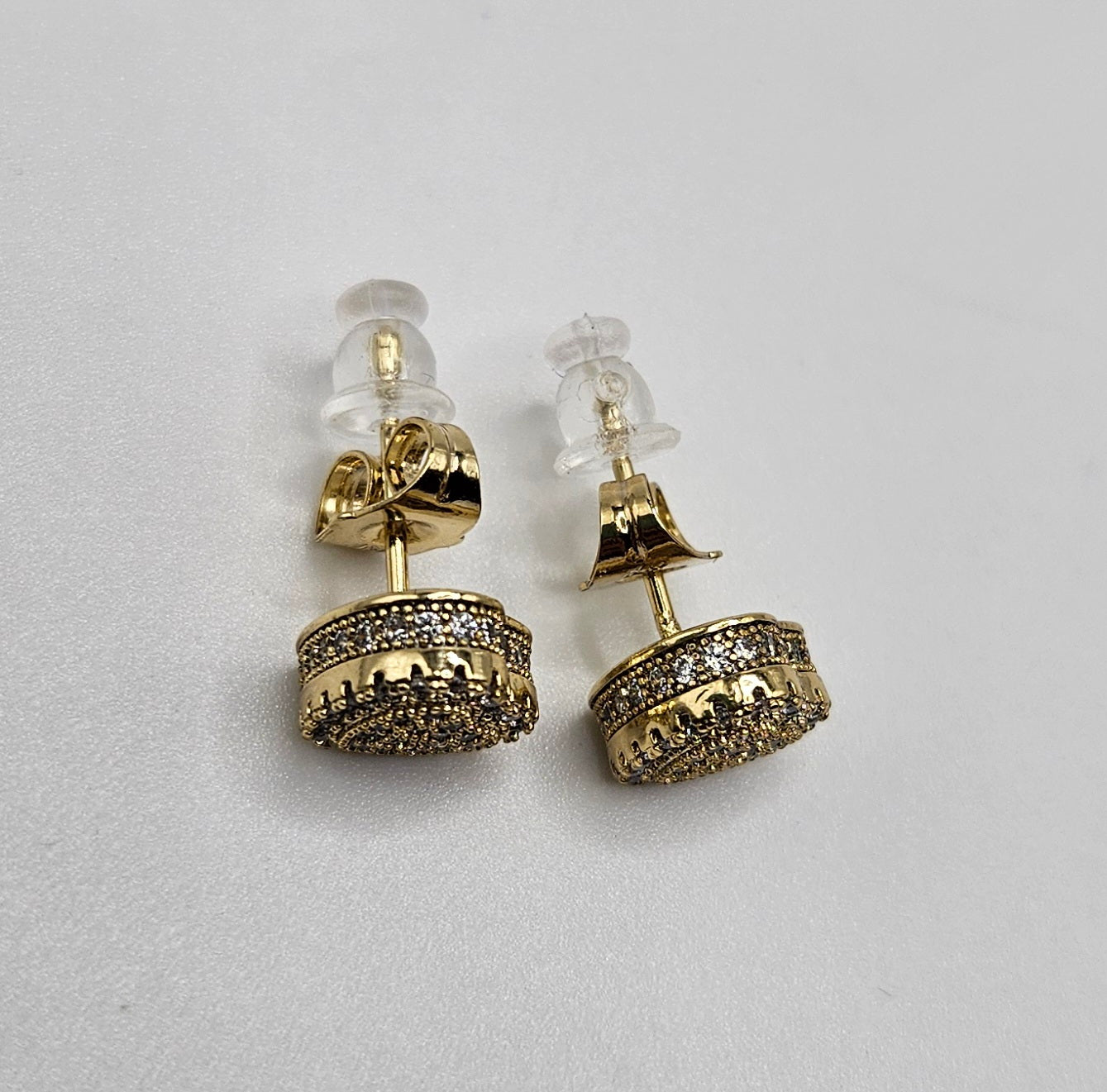 Pendientes con forma de corazón de circonita cúbica en 3D chapados en oro de 14 k