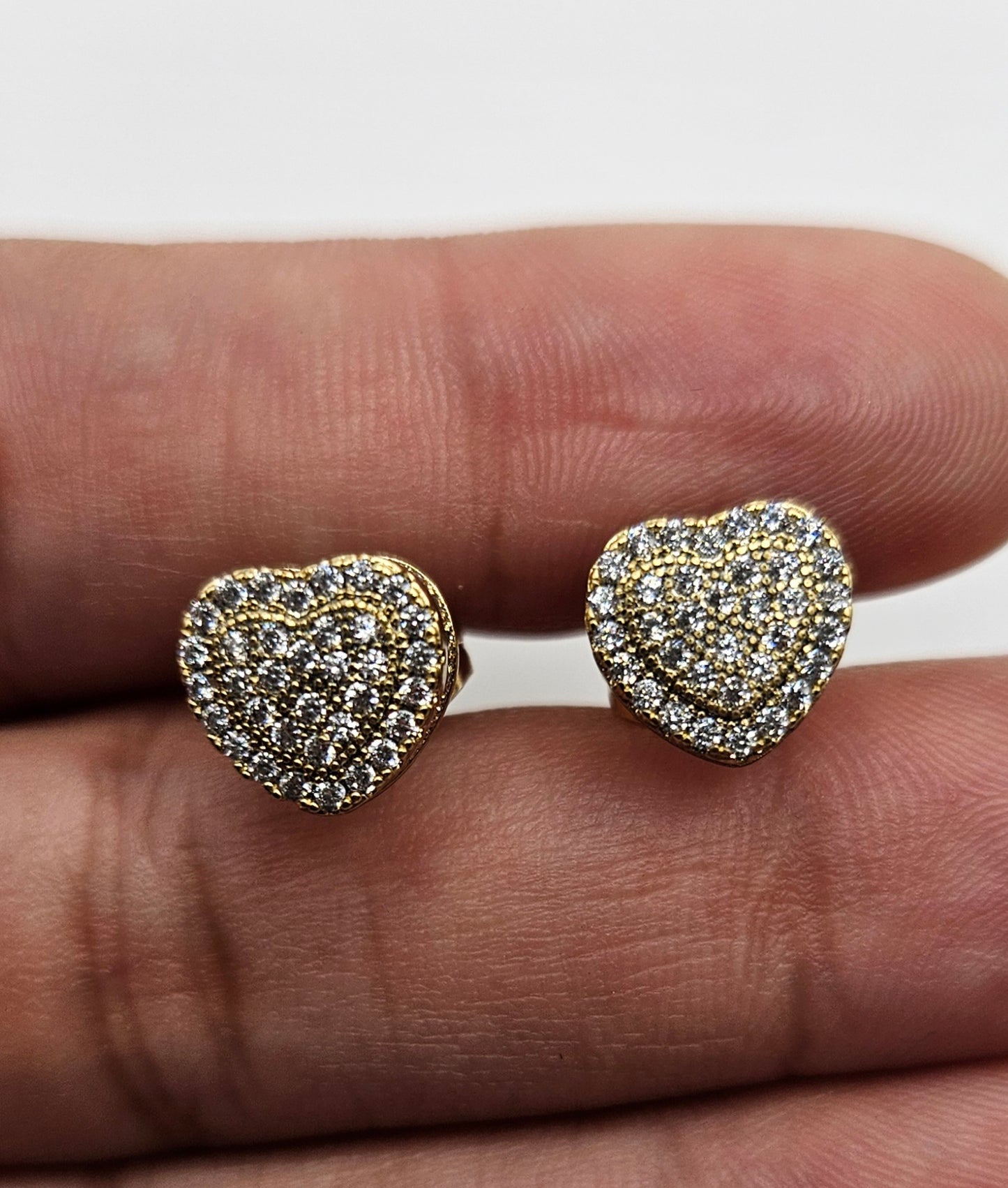 Pendientes con forma de corazón de circonita cúbica en 3D chapados en oro de 14 k