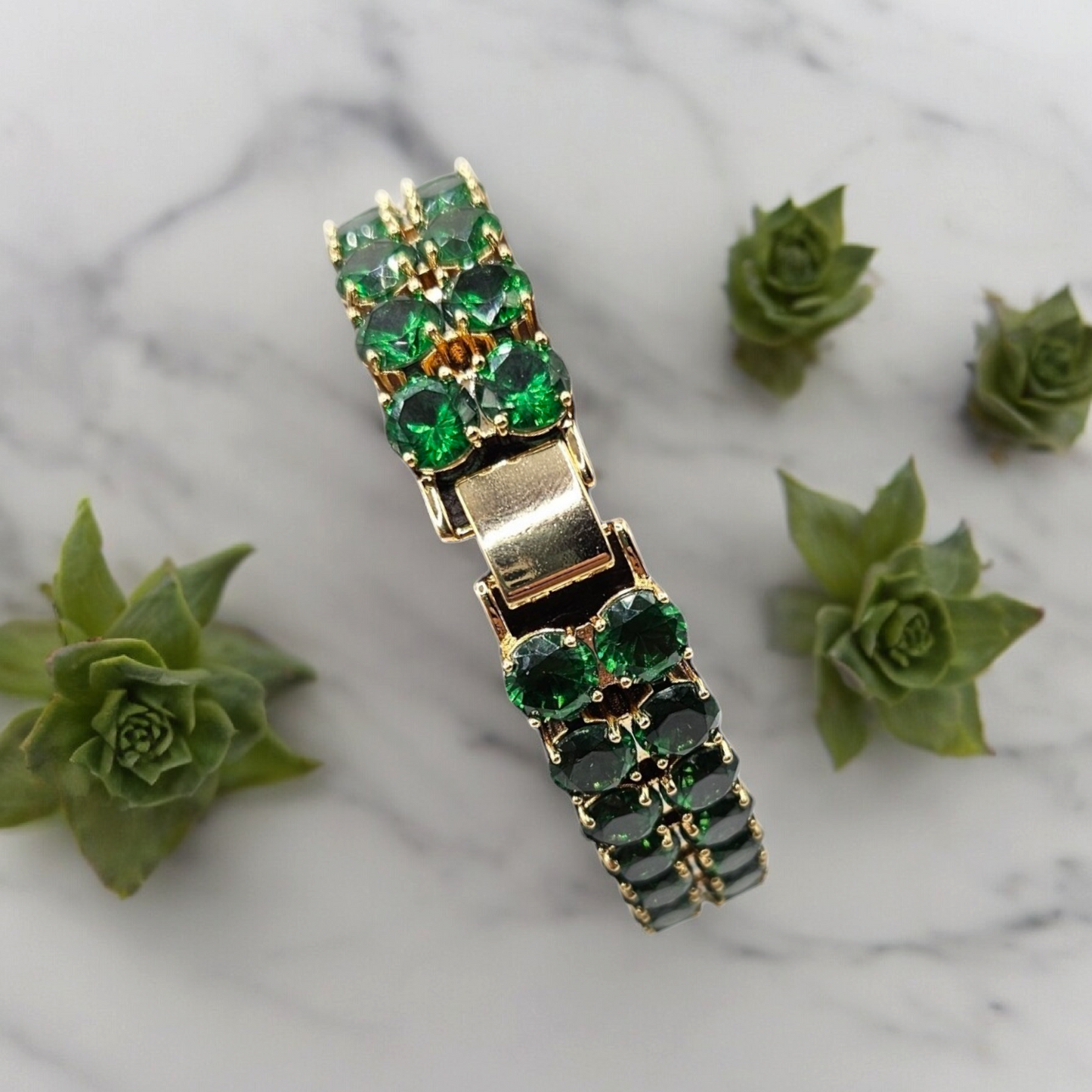 Circonita verde esmeralda en pulsera chapada en oro de 14k