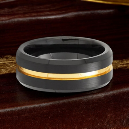 Anillo de carburo de tungsteno para hombre con diseño dorado