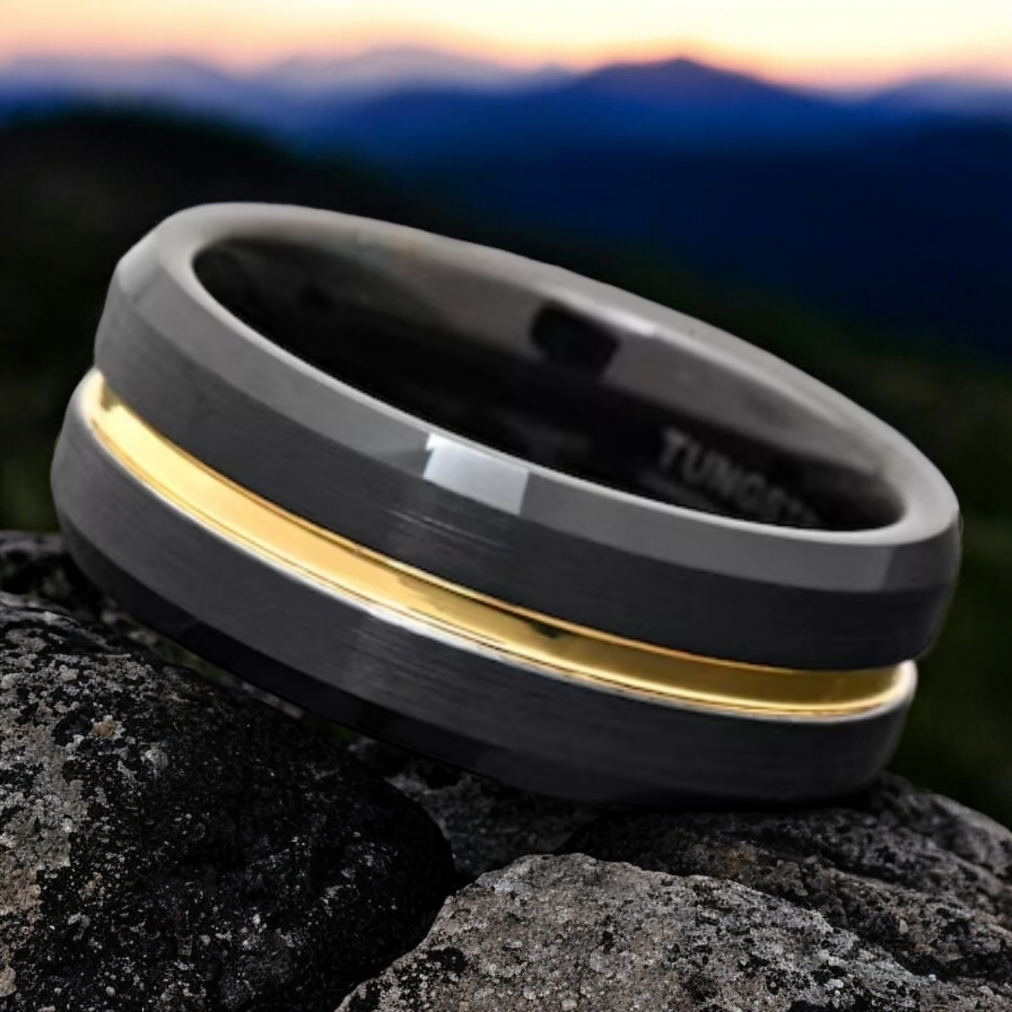 Anillo de carburo de tungsteno para hombre con diseño dorado