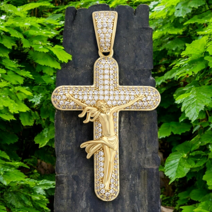 Colgante con cruz de Jesys bañado en oro de 14 quilates