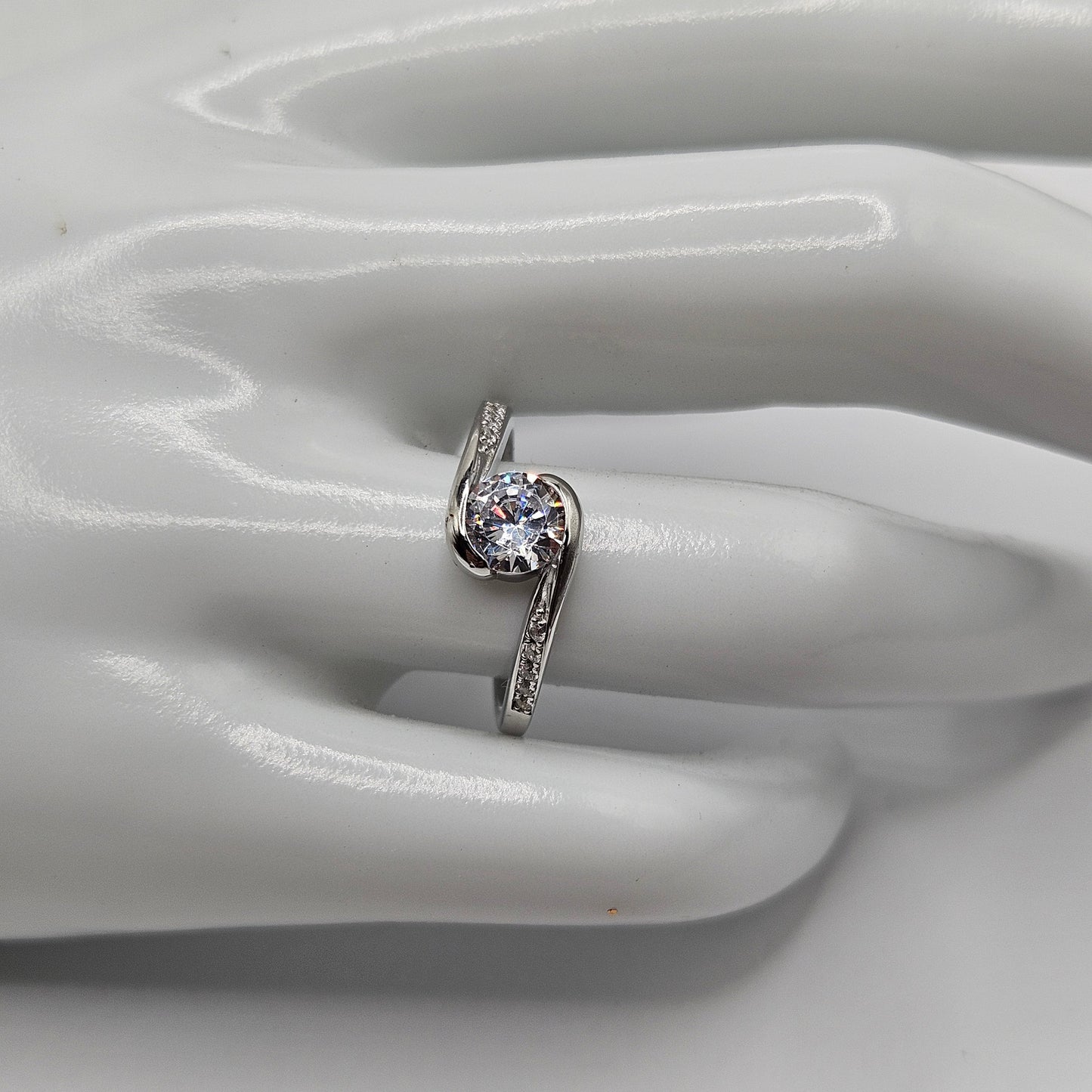 Fancy Twist Round Cut Cubic Zirconia Silver 925 Ring Band