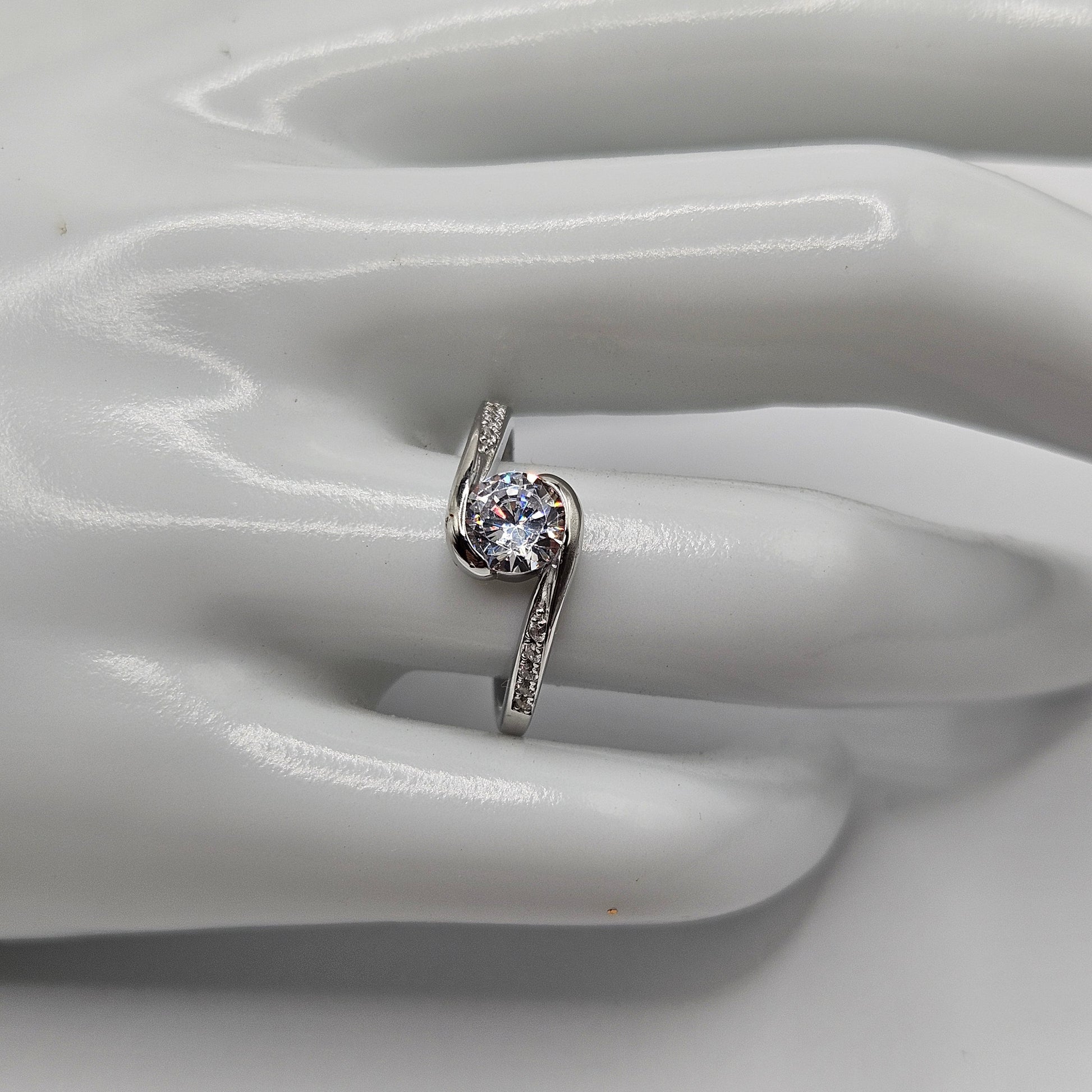 Fancy Twist Round Cut Cubic Zirconia Silver 925 Ring Band