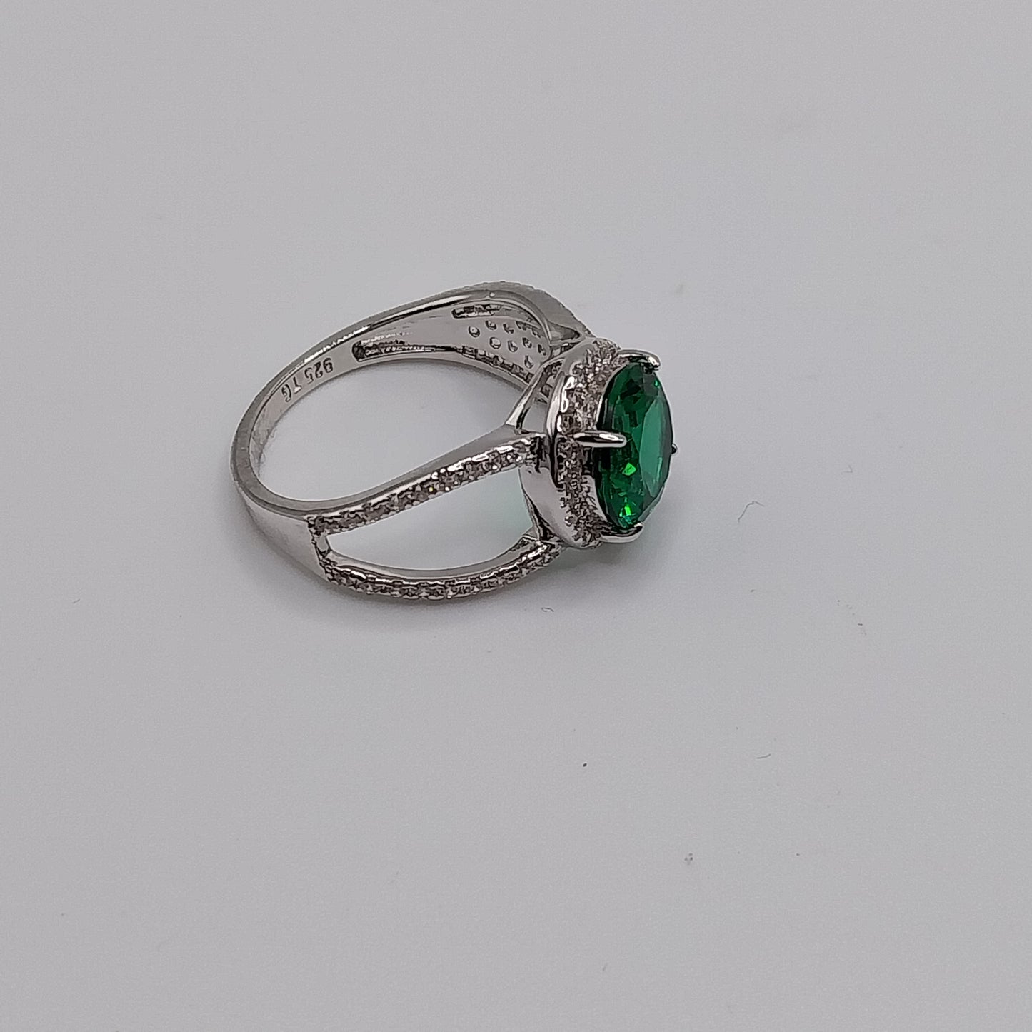 Piedra redonda de esmeralda creada en laboratorio con anillo de plata .925 con circonita cúbica