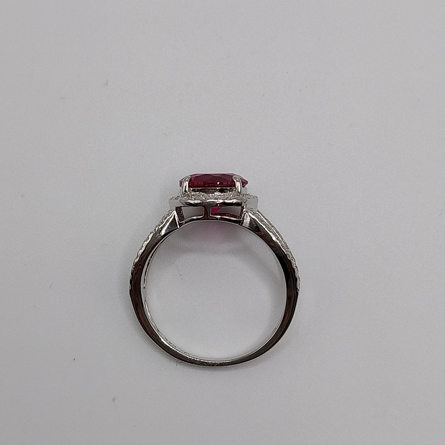 Piedra redonda de rubí creada en laboratorio con anillo de plata .925 con circonita cúbica